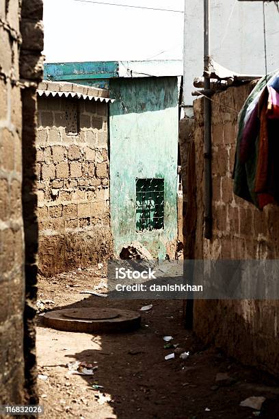 Sporco Vicolo Del Terzo Mondo - Fotografie stock e altre immagini di Bassifondi - Bassifondi, Pakistan, Adulto