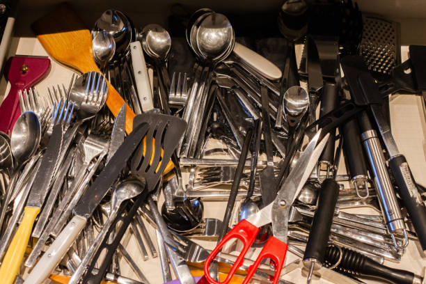 ensemble d'ustensiles de cuisine propres dans le tiroir - magasin dustensiles de cuisine photos et images de collection