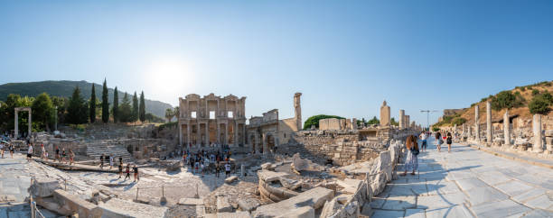 пананомический вид библиотеки целса в древнем городе эфес - ephesus greek culture temple greece стоковые фото и изображения
