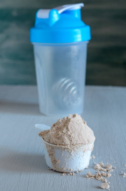 scoop di proteine e shaker. nutrizione sportiva. - whey protein concentrate foto e immagini stock