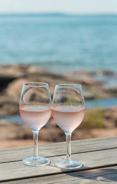 夏の海の隣のローズワイングラス - scandinavian lake cottage house ストックフォトと画像