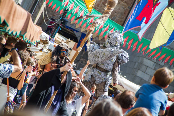 descendentes escandinavos e a parada da rua - medieval market - fotografias e filmes do acervo