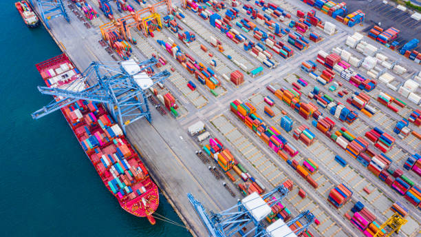 frachtverladehafen und containership ship cargo carrier. import export logistik und export produkte weltweit - singapore harbour stock-fotos und bilder