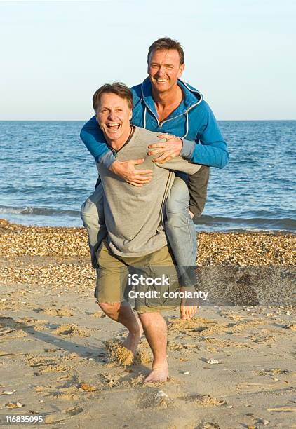 Felice Coppia Gay Sulla Spiaggia - Fotografie stock e altre immagini di Coppia gay - Coppia gay, Uomo gay, Adulto in età matura