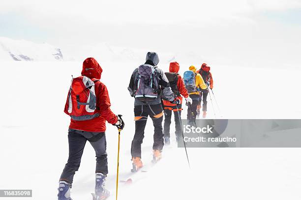 Sciatori Gruppo Touring - Fotografie stock e altre immagini di Arancione - Arancione, Neve, Routine