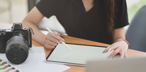 istock Cropped view of female graphic designer 1168351575