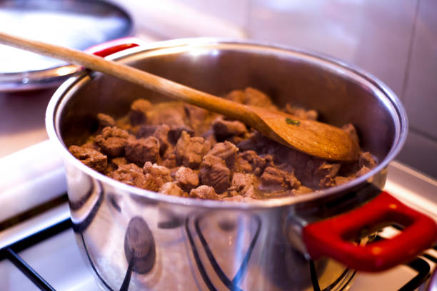 geschmortes fleisch im topf - gebraten oder geröstet stock-fotos und bilder