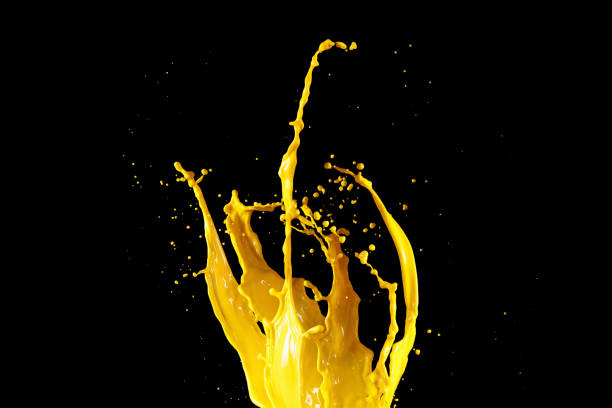 gelbe farbe spritzer isoliert auf schwarzem hintergrund - liquid drop orange yellow stock-fotos und bilder