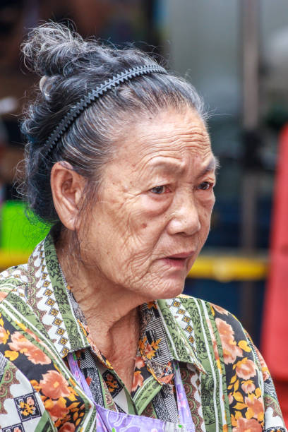 thai donna venditore ambulante - demeanour foto e immagini stock