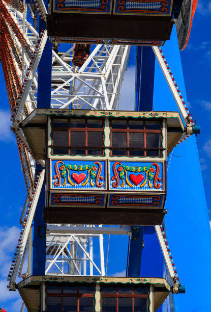 festival tradizionale a monaco baviera - ferris wheel wheel oktoberfest carnival foto e immagini stock