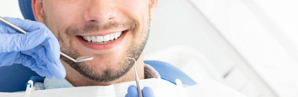 junger mann beim zahnarzt - dentist dental hygiene dental drill dentist office stock-fotos und bilder