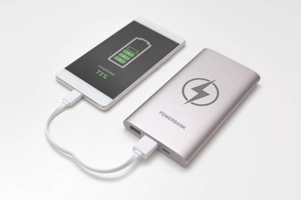 스마트폰에 연결된 usb 충전기 - mobile phone charging power plug adapter 뉴스 사진 이미지
