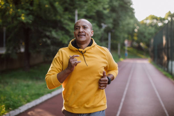 один лат�инский человек, осуществляющий на открытом воздухе - action jogging running exercising стоковые фото и изображения