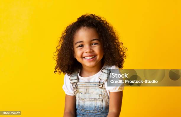 Feliz Niña Afroamericana Sonriente Fondo Amarillo Foto de stock y más banco de imágenes de Niño - Niño, Sonreír, Felicidad