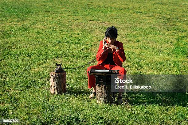 Isolado De Trabalho - Fotografias de stock e mais imagens de A usar um telefone - A usar um telefone, Adulto, Antiguidade