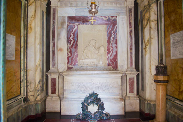 das innere des dante-grabes, ein neoklassizistisches gebäude, das 1780 von camillo morigia in ravenna, italien, erbaut wurde. - indoors church emilia romagna europe stock-fotos und bilder