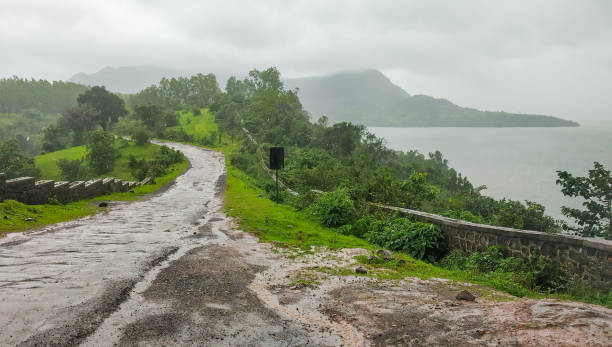 vista de tamhini ghat desde mulshi dam pune maharashtra india - rain monsoon rainforest storm fotografías e imágenes de stock