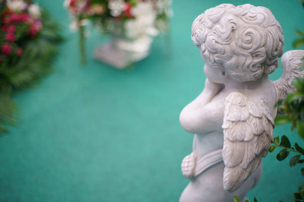 庭のかわいい天使の像。美しい, タイ, キューピッド - mythology human face angel ancient ストックフォトと画像