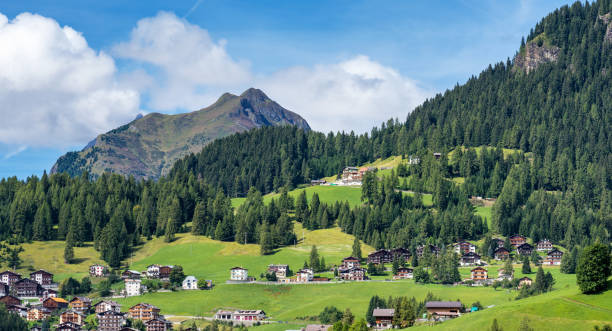 dolomitas, ciudad de selva di cadore, véneto, italia - belluno veneto european alps lake fotografías e imágenes de stock