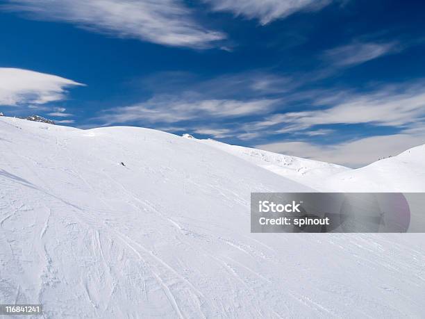 Montanha Snowcovered - Fotografias de stock e mais imagens de Ao Ar Livre - Ao Ar Livre, Azul, Beleza