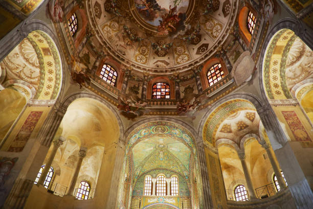 イタリア、ラヴェンナのサン・ヴィターレ大聖堂の豪華な内装の壁と天井。 - san vitale basilica ストックフォトと画像