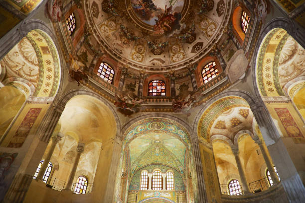 paredes e teto decorados ricos da basílica di san vitale em ravenna, italy. - san vitale basilica - fotografias e filmes do acervo