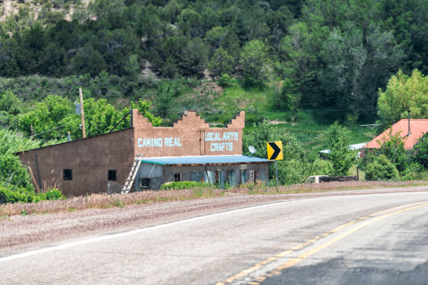 autoroute 75 au nouveau-mexique dans les montagnes de sangre de cristo à la route élevée à taos - new mexico sign santa fe new mexico road trip photos et images de collection