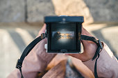 detail-der-ponte-vecchio-in-florenz-standpunkt-einer-jungen-frau-beim-fotografieren-mit.jpg?b=1&s=170x170&k=20&c=I29RnGYuds4PIwP0A1f7yrX3Kl04xALSjtCzY4qb55s=