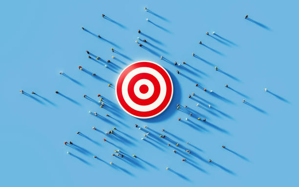 reunión de la multitud humana alrededor de un ojo de los taros rojos: concepto de marketing y público objetivo - target targeted ideas inspiration fotografías e imágenes de stock