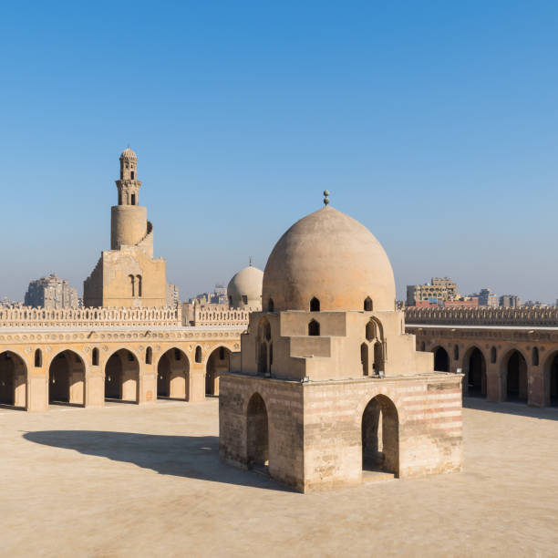 двор ибн тулуна общественной исторической мечети с фонтаном омовения и минаретом, каир, египет - fountain courtyard tile wall стоковые фото и изображения
