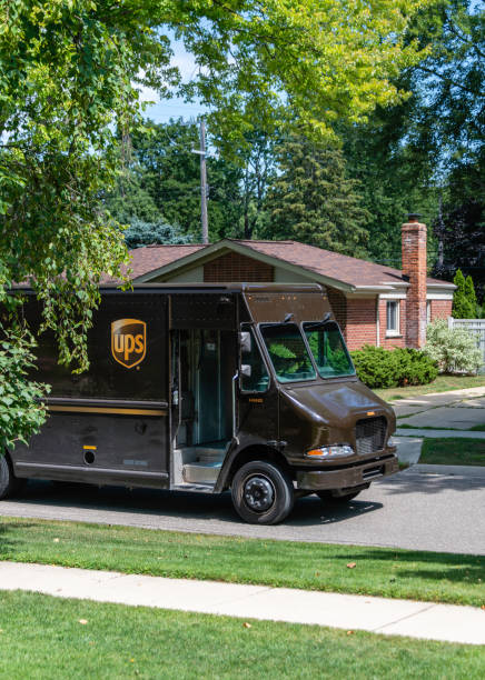 fourgon de livraison ups - united parcel service truck shipping delivering photos et images de collection