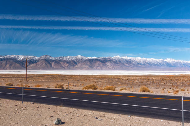 데스 밸리 국립 공원, 캘리포니아. 사막, 산, 아름다운 푸른 하늘을 가로지르는 로드 트립 - panoramic california mountain range southwest usa 뉴스 사진 이미지