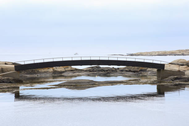 мост на конце земли на тёме в норвегии. - europe bridge editorial eastern europe стоковые фото и изображения