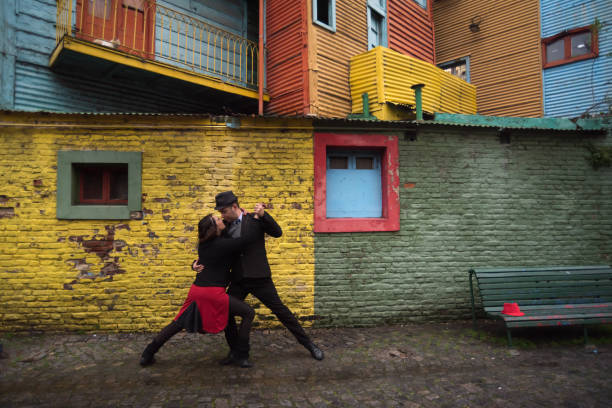 tango dancers on the street - buenos aires argentina south america la boca imagens e fotografias de stock