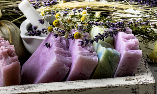 jabón hecho a mano con flores secas de lavanda y manzanilla - mortar and pestle lavender chamomile herb fotografías e imágenes de stock