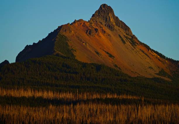 luce cervino dell'oregon - mountain alpenglow glowing lake foto e immagini stock