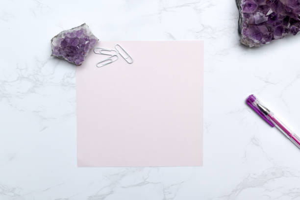 conjunto estacionario de temática púrpura con cuaderno y bolígrafo sobre un moderno escritorio de mármol - paper notebook ruled striped fotografías e imágenes de stock