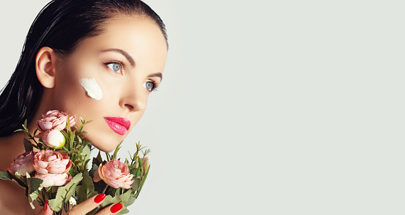 Belleza Moda Chica Con Ramo De Flores Concepto Hidratante Para El Cuidado De La Piel Morena Spa Modelo Su Chica Con Crema En La Cara Fondo Gris Maquillaje De Moda Espacio Para Belleza Moda Chica Con Ramo De Flores Concepto Hidratante Para El Cuidado De La Piel Morena Spa Modelo Su Chica Con Crema En La Cara Fondo Gris Maquillaje De Moda Espacio Para