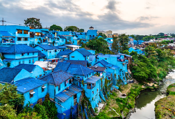 kleurrijk dorp van jodipan, het dorp van kleur in malang, indonesië - malang stockfoto's en -beelden