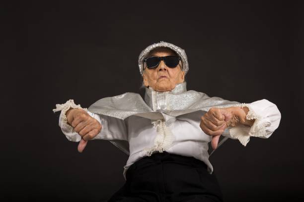 빈티지 늙은 여자 에 반짝이 와 헤드폰 - haute couture audio 뉴스 사진 이미지