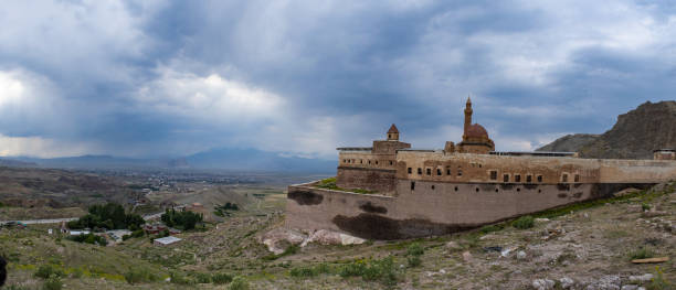 Dogubayazıt, Turkey, Middle East - 06/30/2019: aerial view of the Ishak Pasha Palace, a semi-ruined palace and administrative complex of Ottoman period built from 1685 to 1784, one of the few examples of surviving historical Turkish palaces dogubayazát, turquía, oriente medio: vista aérea del palacio ishak pasha, un palacio semi-ruinado y complejo administrativo del período otomano construido entre 1685 y 1784, uno de los pocos ejemplos de palacios históricos turcos supervivientes