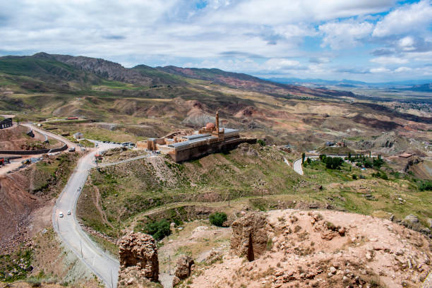 Dogubayazıt, Turkey, Middle East - 06/30/2019: aerial view of the Ishak Pasha Palace, a semi-ruined palace and administrative complex of Ottoman period built from 1685 to 1784, one of the few examples of surviving historical Turkish palaces dogubayazát, turquía, oriente medio: vista aérea del palacio ishak pasha, un palacio semi-ruinado y complejo administrativo del período otomano construido entre 1685 y 1784, uno de los pocos ejemplos de palacios históricos turcos supervivientes