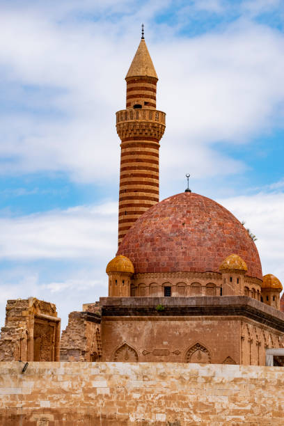 Dogubayazıt, Turkey, Middle East - 06/30/2019: details of the Ishak Pasha Palace, a semi-ruined palace and administrative complex of Ottoman period built from 1685 to 1784, one of the few examples of surviving historical Turkish palaces dogubayazát, turquía, oriente medio: detalles del palacio ishak pasha, un palacio semi-arruinado y complejo administrativo del período otomano construido entre 1685 y 1784, uno de los pocos ejemplos de palacios históricos turcos supervivientes