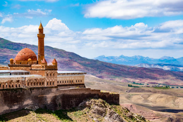 Dogubayazıt, Turkey, Middle East - 06/30/2019: aerial view of the Ishak Pasha Palace, a semi-ruined palace and administrative complex of Ottoman period built from 1685 to 1784, one of the few examples of surviving historical Turkish palaces dogubayazát, turquía, oriente medio: vista aérea del palacio ishak pasha, un palacio semi-ruinado y complejo administrativo del período otomano construido entre 1685 y 1784, uno de los pocos ejemplos de palacios históricos turcos supervivientes