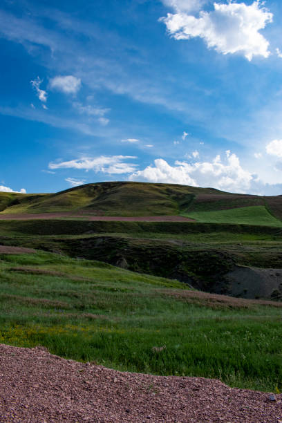 Dogubayazıt, Turkey, Middle East - 06/30/2019: aerial view of the breathtaking landscape on the dirt and winding road on the plateau around Mount Ararat, Agri Dagi, with rocky peaks, hills, grassland and flowers near the Ishak Pasha Palace dogubayazát, turquía, oriente medio: vista aérea del impresionante paisaje en el camino de tierra y sinuoso en la meseta alrededor del monte ararat, agri dagi, con picos rocosos, colinas, pastizales y flores cerca del palacio ishak pasha
