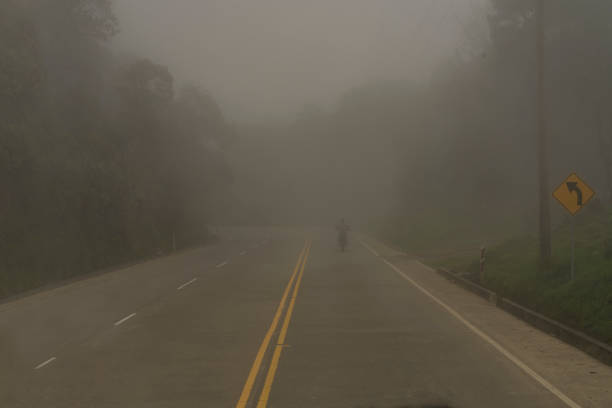 autoroute en equateur dans les andes - asphalt two lane highway natural phenomenon fog photos et images de collection