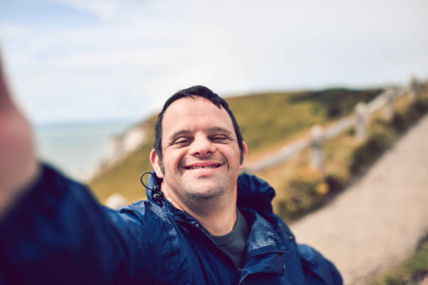 funktionshindrade man tar en selfie - downs syndrome work bildbanksfoton och bilder