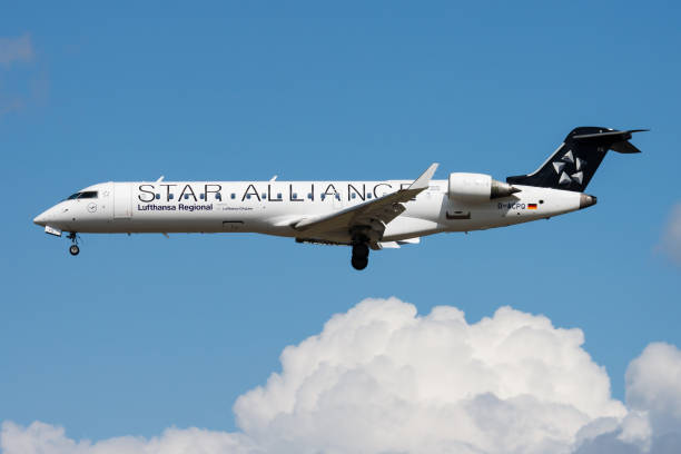 star alliance lufthansa regional bombardier crj-700 d-acpq passenger plane landing at frankfurt airport - crj 700 imagens e fotografias de stock