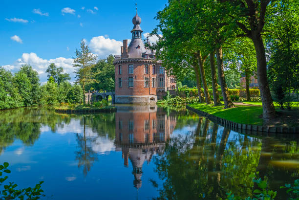 ooidonk castle, belgium - spring forest scenics reflection imagens e fotografias de stock