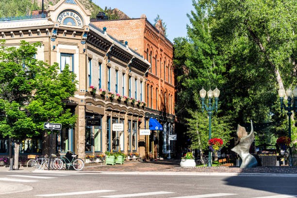 Town in Colorado with vintage architecture on street park square in luxury expensive famous city during summer day Aspen, USA - June 27, 2019: Town in Colorado with vintage architecture on street park square in luxury expensive famous city during summer day aspen colorado photos stock pictures, royalty-free photos & images